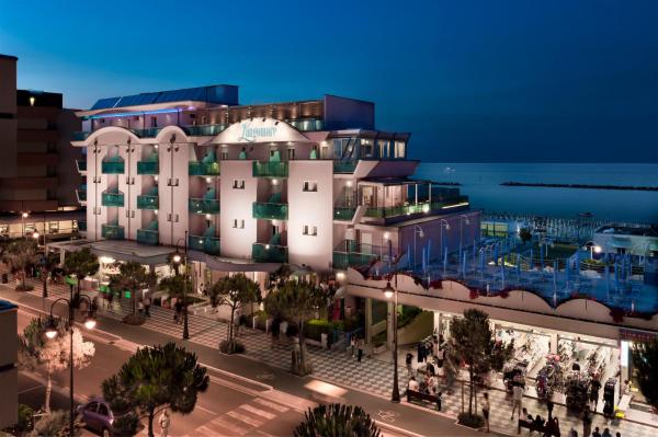 På billedet ses objektet Hotel Lungomare beliggende i byen Cesenatico.