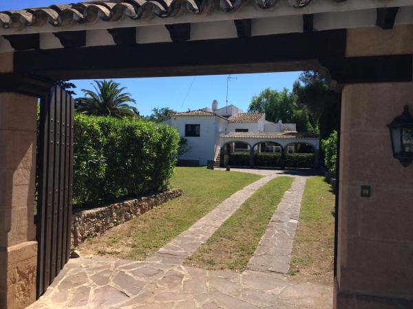 The photo shows the Villa Tosalet Rosal located in the city of Jávea.