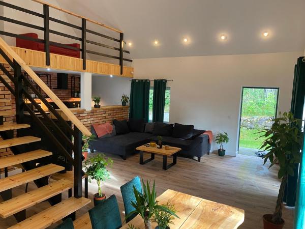 A la foto es mostra l'objecte Domek do 12 osób, balia z jacuzzi situat a la ciutat de Dłużek.