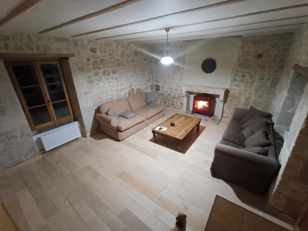 På billedet ses objektet Ancient priory farmhouse with pool, jacuzzi and lakes beliggende i byen Contré.