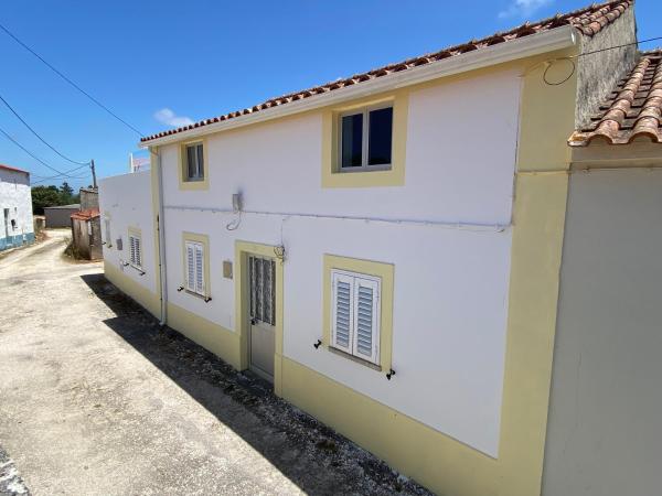 写真にはMouchinha市にあるYellow Rustic Portuguese Cottageが写っています。