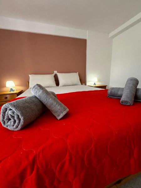 På billedet ses objektet Raches Prime Apartments beliggende i byen Karavómilos.