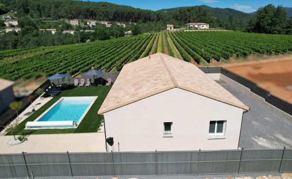 Auf dem Foto ist das Objekt En Ardèche Villa de vacances l'Olympe climatisée avec sa piscine privée et chauffée in der Stadt Joyeuse zu sehen.