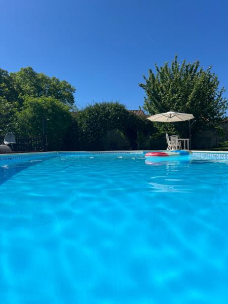 Na fotografii je vidět objekt La Colline de Tilleul - Les Tilleuls - 4 STAR RATED - stunning cottage with pool near Aubeterre in idyllic location nacházející se ve městě Rouffiac.