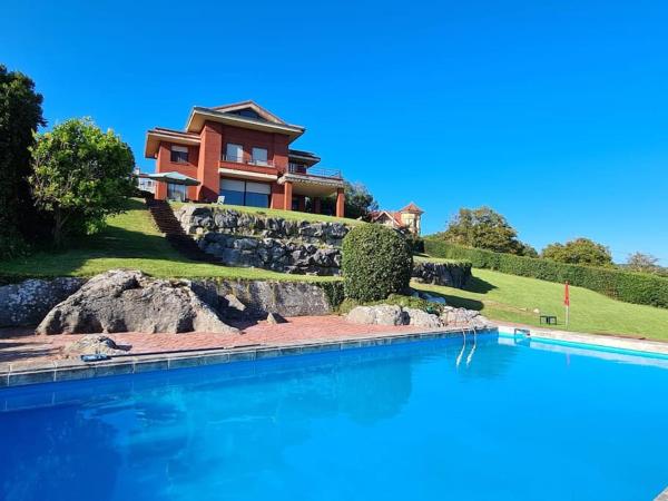 På billedet ses objektet Casa con piscina en Ajo - Las Arrañadas beliggende i byen Bareyo.