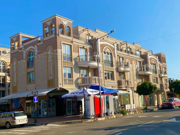 Na zdjęciu widoczny jest obiekt Irina Apartments położony w mieście Rawda.