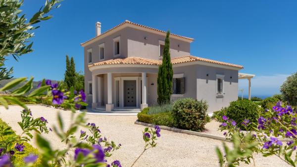 A la foto es mostra l'objecte Villa Robola situat a la ciutat de Mavráta.