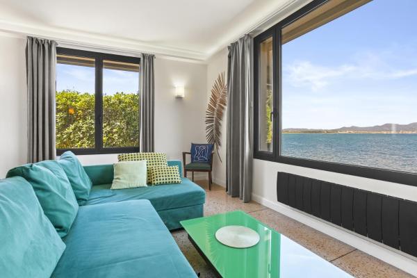 A la foto es mostra l'objecte Unique Maison pieds dans l'eau situat a la ciutat de Fréjus.