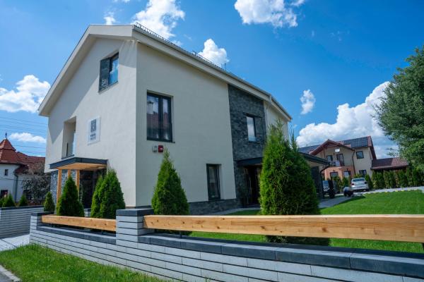 På billedet ses objektet PENSIUNEA GAMBRINUS **** beliggende i byen Jigodin Băi.