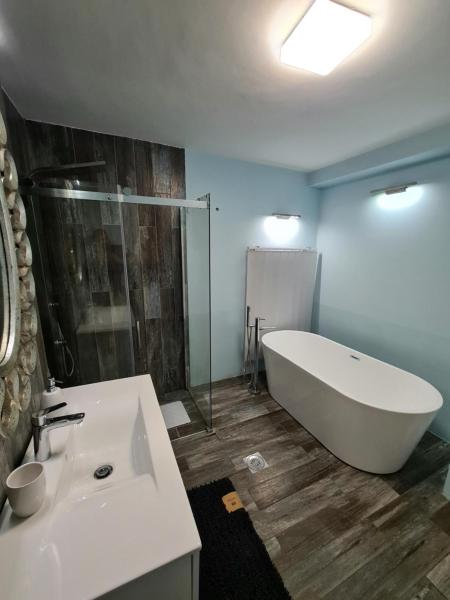 Na zdjęciu widoczny jest obiekt Apartman Zamak Kompleks Trstenik położony w mieście Velika Drenova.