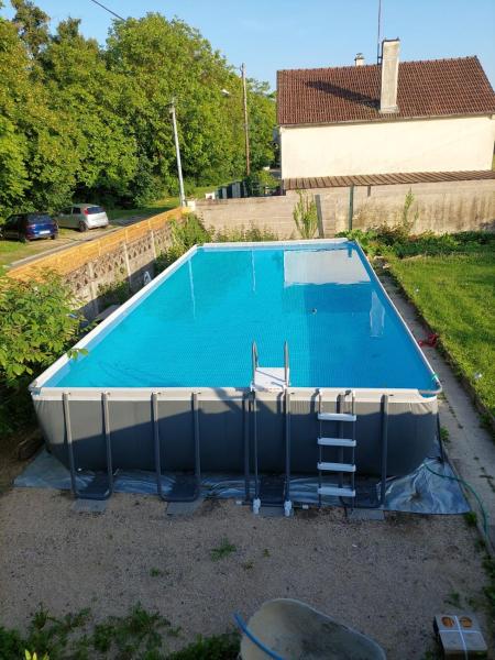 Auf dem Foto ist das Objekt Maison bord de Marne pour 10 personnes avec jacuzzi in der Stadt Compertrix zu sehen.