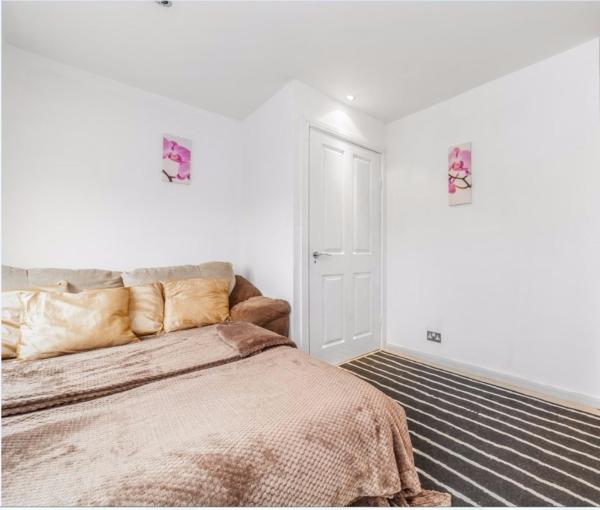 Kensington (Holland Park) Apartment, London