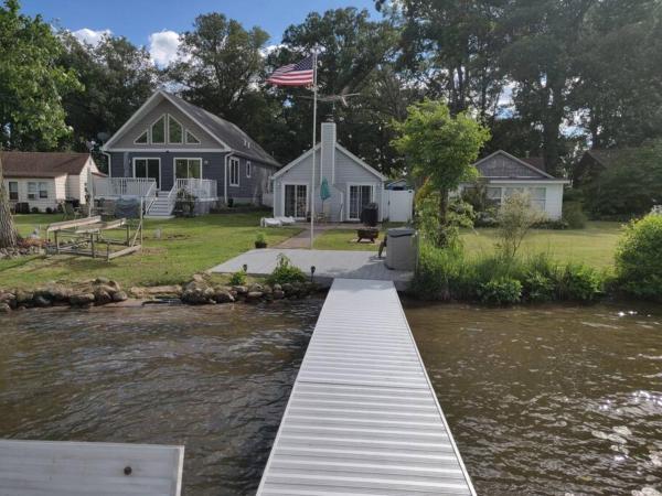 Na foto é possível ver o objeto Lakeside Matteson Lakeside Stargazer with a dock and swim area localizado na cidade de Colon.