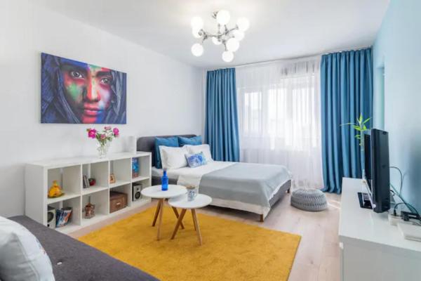 Na zdjęciu widoczny jest obiekt Cosy & Chic Studio close by Victoria Square położony w mieście Bukareszt.