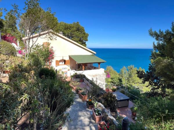 Na fotografii je vidět objekt NSM Villa Carlotta E Villa Guarda che Mare in Vieste - Gargano- Puglia nacházející se ve městě Pugnochiuso.