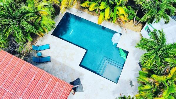 A la foto es mostra l'objecte Stylish Pool Home Near Beach Family-friendly Fun situat a la ciutat de Dania Beach.