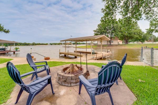 Na fotografii je vidět objekt Lakefront Granbury Home with Patio, Fire Pit and Dock! nacházející se ve městě Cresson.