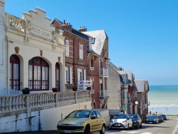 A la foto es mostra l'objecte Le petit Casino, insolite et vue mer situat a la ciutat de Ault.