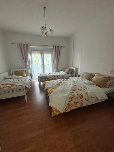 The photo shows the Apartment Naki located in the city of Pritoka.