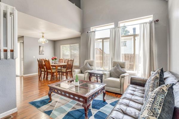 На фото показан объект 15 Mi to Downtown Denver Home with Yard and Patio, расположенный в городе Орора.