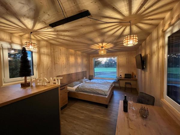 The photo shows the Tiny House Waldviertel located in the city of Langschwarza.