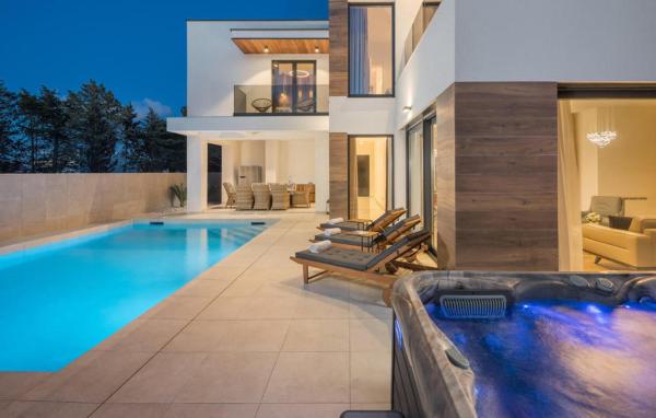 照片显示了位于Petrovija市的Contemporary Villa Luxor物件。