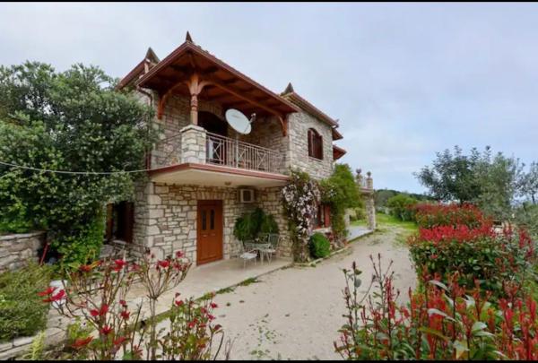 The photo shows the Apartment Koroni located in the city of Livadhákia.