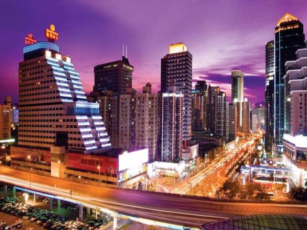 A la foto es mostra l'objecte Century Plaza Hotel situat a la ciutat de Shenzhen.