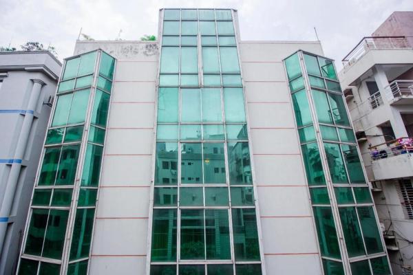 A la foto es mostra l'objecte Hotel De Crystal Crown situat a la ciutat de Bhola.