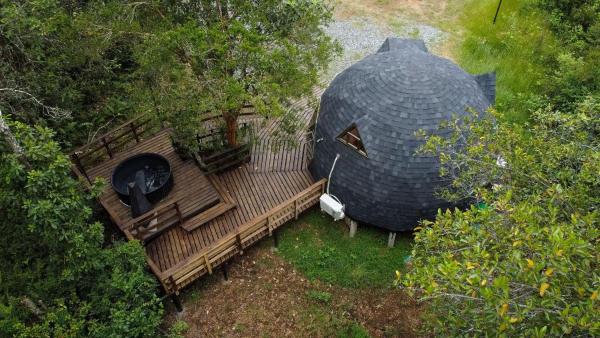 Op de foto is het object Hermoso domo para parejas, en bosque nativo + tinaja privada te zien, gelegen in de stad Nalcahue.
