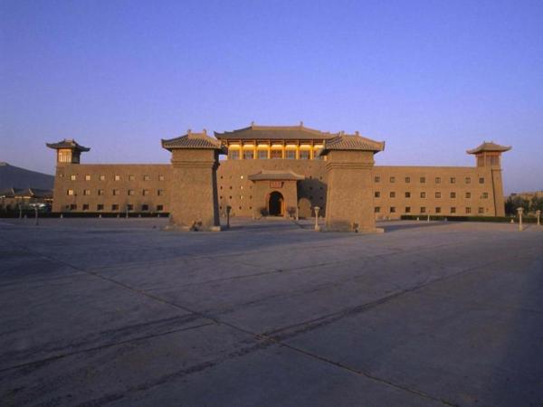 La photo montre l'objet The Silk Road Dunhuang Hotel situé dans la ville de Dunhuang.
