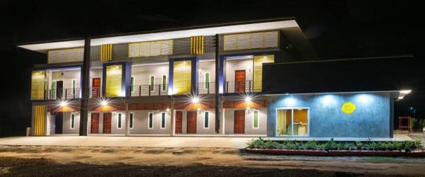 A la foto es mostra l'objecte Nithra Ratree Hotel situat a la ciutat de Ban Samong.
