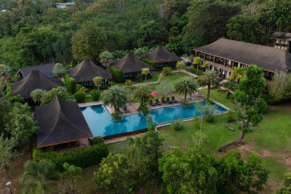På billedet ses objektet Poochommhok Resort beliggende i byen Sangkhla Buri.