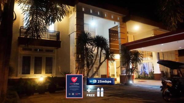 Na fotografii je vidět objekt The Garden Hotel nacházející se ve městě Gorontalo.