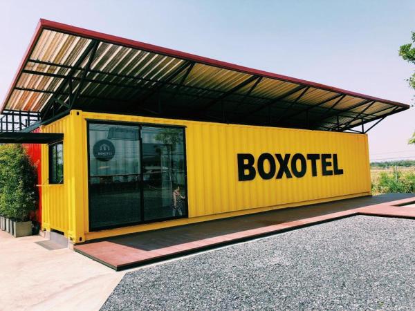 A la foto es mostra l'objecte Boxotel situat a la ciutat de Maha Sarakham.