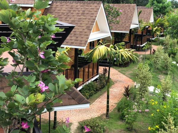 照片显示了位于Ban Phrom Min市的Chang Puak Resort Damnoen Saduak物件。