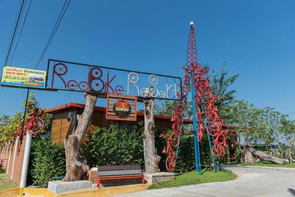 The photo shows the Red Bike resort located in the city of Chachoengsao.