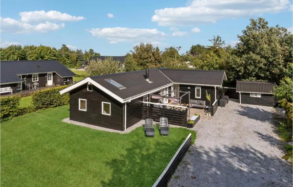 På billedet ses objektet 5 Bedroom Nice Home In Hadsund beliggende i byen Haslevgårde.