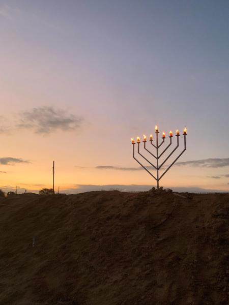 A la foto es mostra l'objecte avraham B''H situat a la ciutat de Alsira.