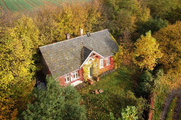 Na fotografii je vidět objekt Romantický dům na Kokořínsku nacházející se ve městě Lobeč.