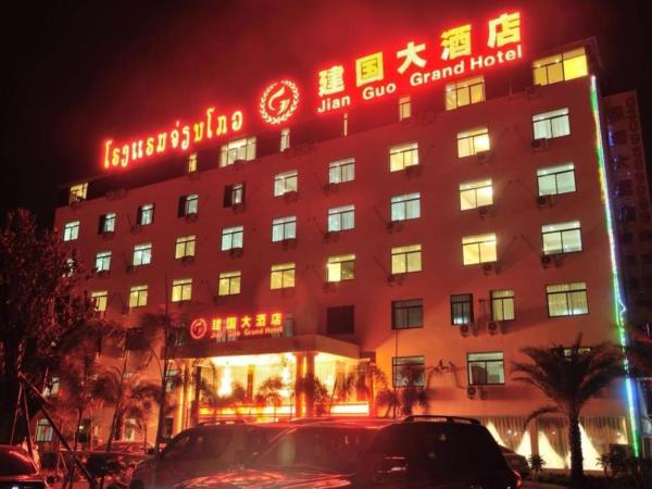 写真にはBan Sikhai市にあるJian Guo Grand Hotelが写っています。
