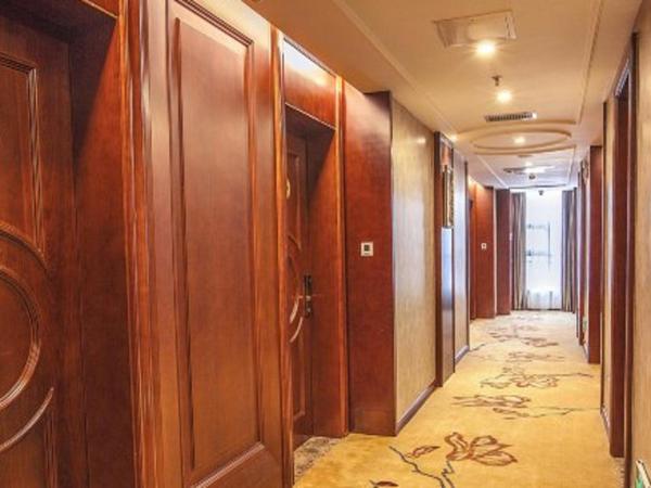 Nella foto è visibile l'oggetto Vienna Hotel Guiyang Jiaxiulou Jichang Road situato nella città di Longli.
