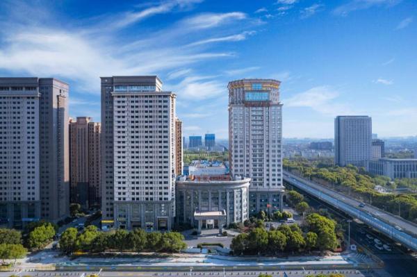 Na zdjęciu widoczny jest obiekt Longqi Jianguo Hotel Kunshan położony w mieście Penglang.
