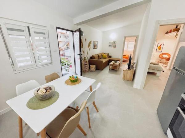 A la foto es mostra l'objecte Apartman DE LUX RADIVOJEVIĆ situat a la ciutat de Sutomore.