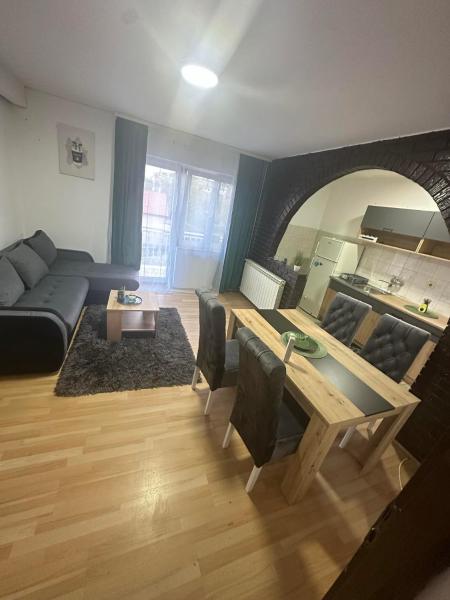 Na fotografii je vidět objekt Apartmani Fenix nacházející se ve městě Mirijevo.