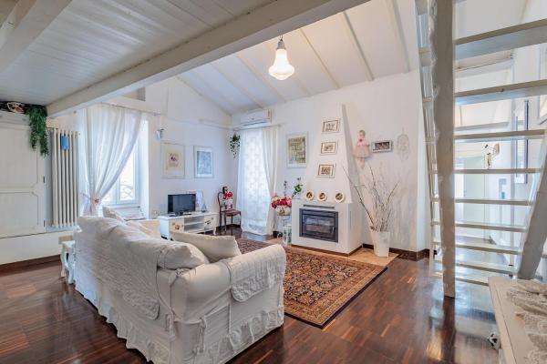 A la foto es mostra l'objecte Claire's Attic situat a la ciutat de Bergamo.