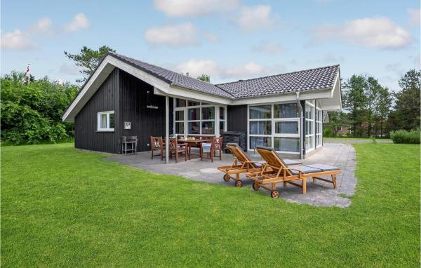 Na fotografii je vidět objekt Holiday Home Hindbærvangen Oksbøl Iv nacházející se ve městě Oksbøl.