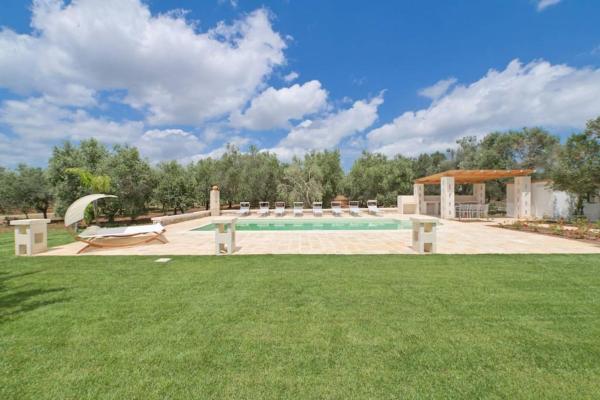 A la foto es mostra l'objecte Trulli tra gli Ulivi situat a la ciutat de Ostuni.