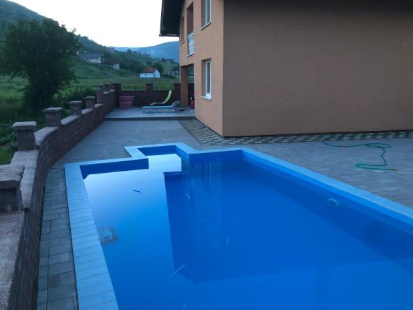 The photo shows the Villa Kula Bihac located in the city of Orašac.