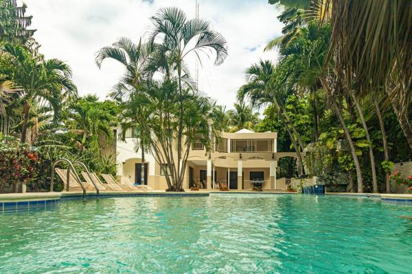 A la foto es mostra l'objecte Villa Infinito Bani's Exclusive Beachside Mansion situat a la ciutat de Baní.